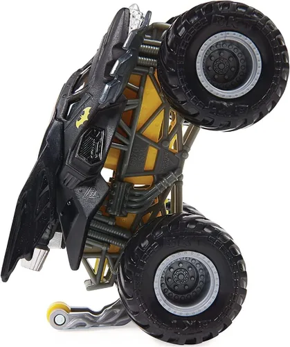 Vista 3 de Monster Jam 2021 Spin Master 1:64 Camión monstruo fundido a troquel con barra Wheelie: héroes y villanos Batman
