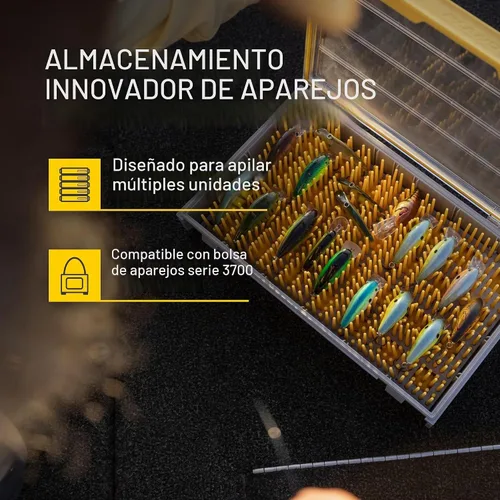 Vista 4 de Caja de Utilidad Premium Plano EDGE Flex Crankbait 3700, Gris y Amarillo con Tapa Transparente, Caja de Almacenamiento Impermeable para Pequeños
