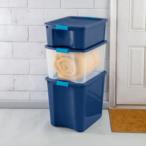 Vista 4 de Sterilite Paquete de 12 contenedores de almacenamiento de plástico transparente con tapas de pestillo y asas de agarre completo, 18 galones