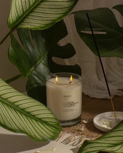 Vista 4 de Brooklyn Candle Studio Bali - Vela clásica de 2 mechas, vela perfumada de lujo, cera de soja vegana, vertida a mano en los Estados Unidos, tiempo