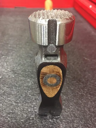 Vista 5 de Proferred California martillo para enmarcar, 21 onzas, garra rasga, cara fresada, mango de madera de nogal, mango de madera ergornómica, T49001