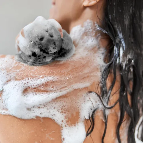 Vista 6 de Esponja de esponja de baño – Paquete de 4 bolas de malla de ducha negra – Exfoliante corporal para hombres y mujeres – Esponja de baño duradera