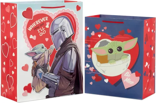 Hallmark Star Wars The Mandalorian - Juego de bolsas de regalo para el día de San Valentín (2 bolsas: 1 grande de 13 pulgadas, 1 extragrande de 15