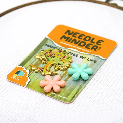 Vista 3 de Awesome Pattern Studio Needle Minder Set - Minder de aguja magnética del árbol de la vida + 2 pinzas de aguja. Pin esmaltado para punto de cruz