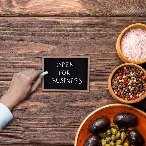 Vista 4 de Super Z Outlet Mini pizarra rectangular de tiza colgante con marco de madera de 3 x 4 pulgadas para artes y manualidades, numeración de mesa