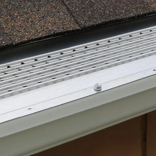 Vista 5 de GutterHawk - Protector de canalón de 48 pies (nominal), acabado de molino, kit de protección de canalón de aluminio con tornillos incluidos. Se