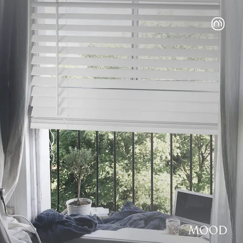 Vista 3 de MOOD Persianas de madera sintética Luxe Persianas de 20 pulgadas para ventanas Tratamiento de ventana opaca inalámbrico de 2 pulgadas Blanco