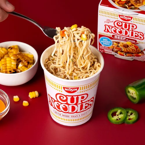 Vista 5 de Nissin Cup Noodles Sopa, Sabor a Carne de Res, Vasos de Papel Aptos para Microondas, Ramen Instantáneo, 2.25 Onzas (Paquete de 12)