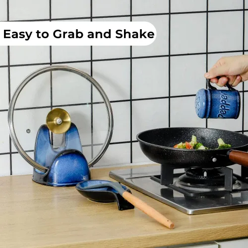 Vista 4 de Nihow Juego de saleros y pimenteros de cerámica con asa, soporte para cuchara y soporte para tapa de olla, resistente al calor y resistente a