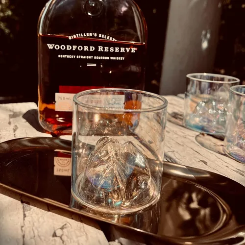 Vista 2 de Purelite Vasos pequeños iridiscentes de montaña para whisky, vodka, vino, ginebra o cócteles, vidrio de borosilicte de 5.7 onzas líquidas