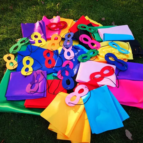 Vista 4 de ADJOY Capas y máscaras de superhéroe para niños, disfraz de capas para fiesta de cumpleaños, colores surtidos