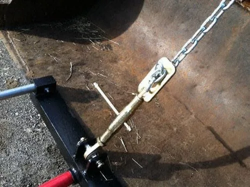 Vista 4 de Accesorio de lanza de bala de heno con pala de paca de 43 pulgadas y picos estabilizadores, clasificados 3000 libras