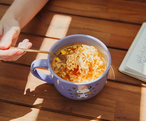 Vista 6 de Silver Buffalo Peanuts Snoopy - Taza de sopa de Pascua con tapa ventilada, capacidad para 24 onzas