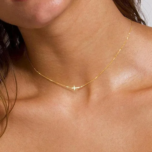 Vista 2 de MONOZO Collar de cruz para mujer, chapado en oro de 14 quilates, collar de cruz de oro en capas, collar de gargantilla pequeña con cruz lateral