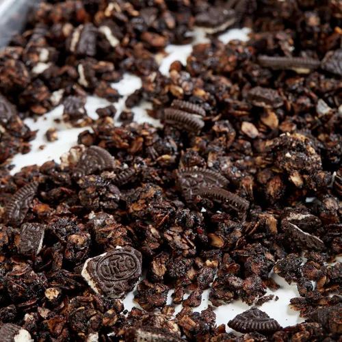 Vista 9 de OREO Galletas de sándwich de chocolate con crema sabor a chips de Java tamaño familiar, 17 onzas