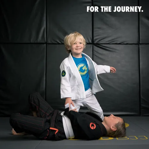 Vista 4 de Gold BJJ Jiu Jitsu Gi para niños, estilo Aeroweave y uniforme ligero
