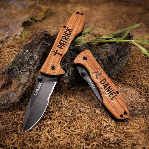 Vista 7 de Customization Mill Regalos para hombres, cuchillo de bolsillo de madera de roble grabado personalizado - 36 iconos, 20 fuentes elegantes - Cuchillos