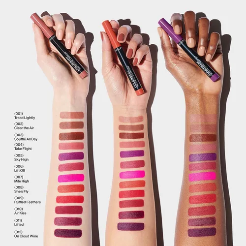 Vista 5 de REVLON ColorStay Matte Lite Crayon Labial con Sacapuntas Integrado, a Prueba de Manchas, Resistente al Agua y Sin Secado, 001 Tread Lightly, 0.049