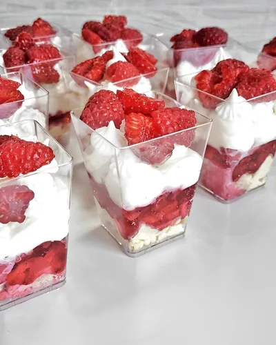 Vista 7 de YunKo Vasos de postre de 5 onzas con tapas planas y cucharas, mini tazas de plástico para parfait y aperitivo, ideales para fiestas, vasos