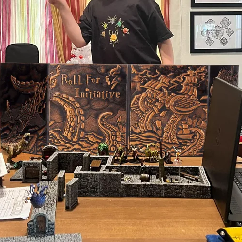 Vista 7 de CZYY DND Pantalla de Dungeon Master de Cuatro Paneles con Bolsillos, Cuero Sintético con Relieve 3D con Cthulhu - Incluye Insertos de Pantalla DM