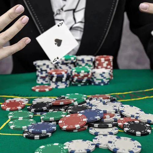 Vista 7 de Fichas de póquer de 11.5 gramos, 100 piezas de fichas de póquer de casino para Texas Hold'em, fichas de blackjack, kit de juegos de póquer