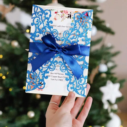 Vista 2 de 50 invitaciones de boda azules en polvo azul cortado con láser con sobres de hoja interior en blanco y cintas para boda, compromiso, despedida