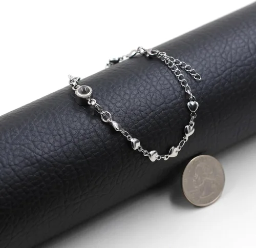 Vista 3 de Romántica pulsera de proyección de 100 idiomas con texto en inglés "I Love You" para mujer, pulsera ajustable de acero inoxidable con dije