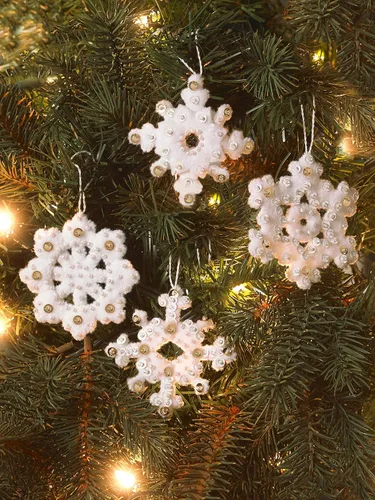 Vista 4 de Bucilla Kit de adornos de apliques de fieltro, 16 piezas, elegantes copos de nieve navideños