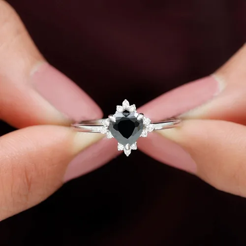 Vista 5 de Anillo de promesa de ónix negro con forma de corazón certificado con moissanita 1 pieza Calidad AAA