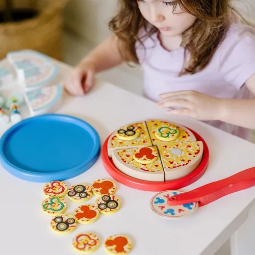 Vista 2 de Melissa & Doug Mickey Mouse - Juego de pizza de madera y pastel de cumpleaños (32 piezas) - Play Food
