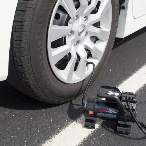 Vista 4 de Campbell Hausfeld AF010400 bomba infladora portátil, 12 voltios, 150 PSI, con luz de seguridad y accesorios