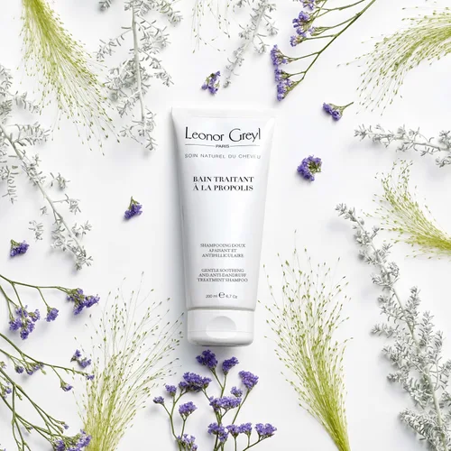 Vista 2 de Leonor Greyl Champú suave contra la caspa (Bain Traitant a La Propolis), champú natural para la caspa de propóleos y manzanilla, 6.7 oz. Hecho