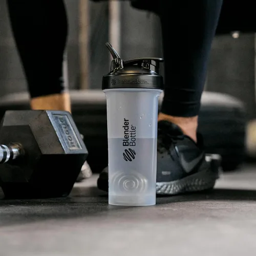 Vista 2 de BlenderBottle Classic V2 - Botella mezcladora perfecta para batidos de proteínas y preentrenamiento, 28 onzas, color transparente/negro