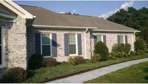 Vista 17 de Ekena Millwork Vinilo estándar, dos paneles iguales con persianas de panel elevado, LP2S12X03900MB