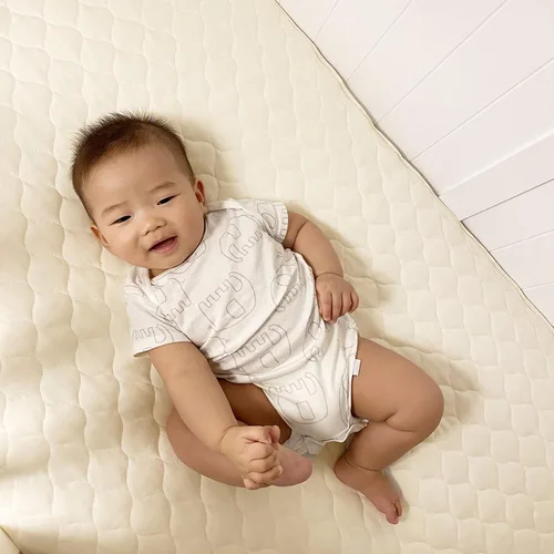 Vista 4 de American Baby Company Funda de colchón acolchada impermeable natural para cuna, hecha con capa superior de algodón orgánico