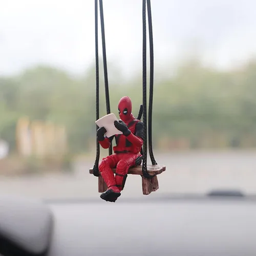Vista 3 de Accesorios divertidos de espejo de coche de anime colgantes, colgante de lectura de Deadpol, adornos para espejo retrovisor automático, decoración