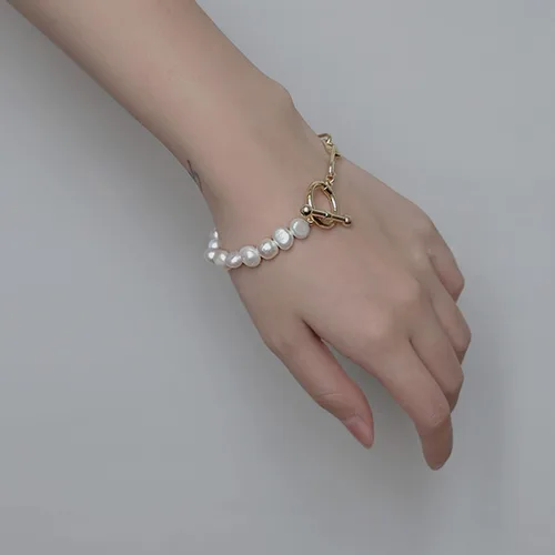 Vista 2 de Cowlyn Pulsera de perlas con clip de papel, cadena de eslabones de cultura barroca chapada en oro de 14 quilates, delicada pulsera hecha a mano