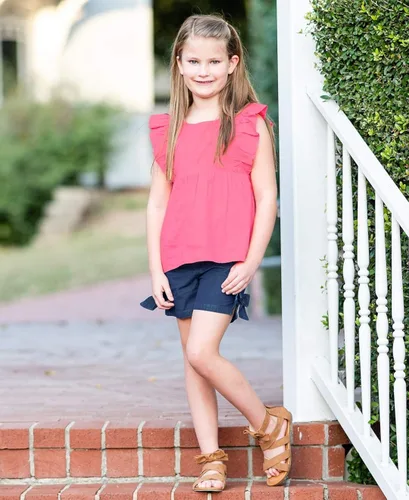 Vista 2 de RuffleButts Pantalones cortos tejidos para bebéniñas pequeñas con dobladillo con volantes