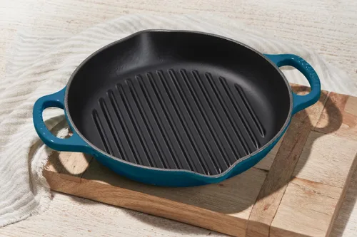 Vista 6 de Le Creuset Parrilla redonda profunda de hierro fundido esmaltado, 9.75 pulgadas, verde azulado profundo