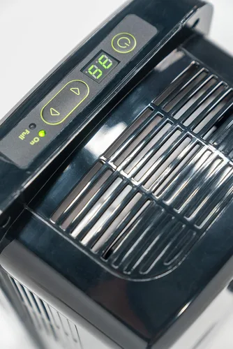 Vista 3 de LOCKDOWN Deshumidificador automático con funcionamiento silencioso, manguera de drenaje y controles de autonomitorización para control de humedad