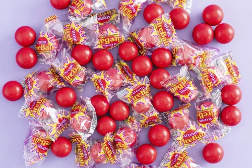 Vista 4 de 5 libras. Bolsa de caramelos a granel Atomic Fireballs