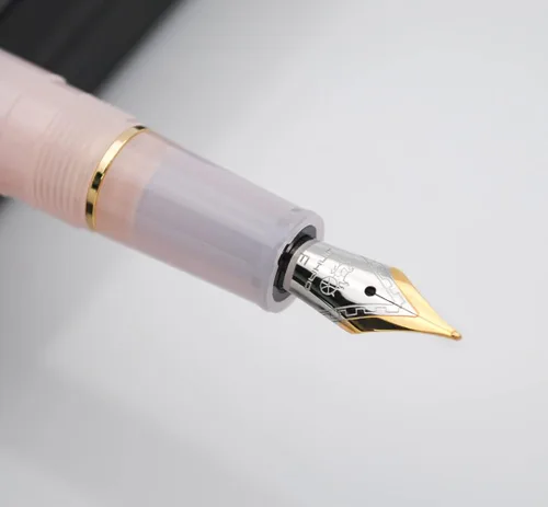 Vista 2 de Pluma estilográfica JINHAO 82 con clip dorado (punta F de 0.5mm, transparente color rosa gato)
