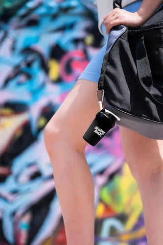 Vista 3 de Negro - Botella mezcladora mini de 4 oz para preentrenamiento, creatina, suplementos de cucharada pequeña (no para proteínas) con clip y bola