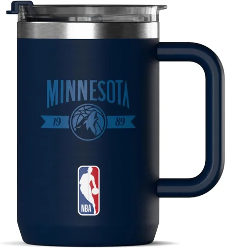 Vista 2 de Hydrapeak x Taza de café aislada de Minnesota Timberwolves con licencia oficial de la NBA de 18 onzas con tapa abatible y asa para viajes
