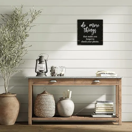 Vista 6 de Letrero decorativo de madera para palets con texto en inglés "Do More Things That Make You Forget to Check Your Phone Country Wood Board de madera