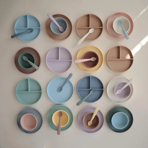 Vista 6 de mushie Cucharas de silicona para bebés Paquete de 2 (rubor/arena cambiante)
