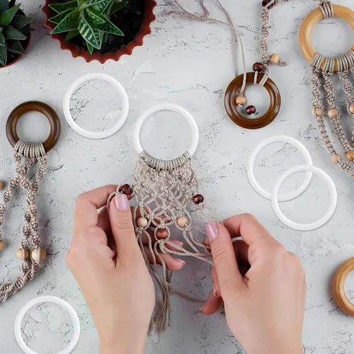 Vista 2 de SUPVOX 30 anillos de plástico blanco atrapasueños de 2.4 pulgadas, suministros de manualidades para hacer nudos de macramé y atrapasueños