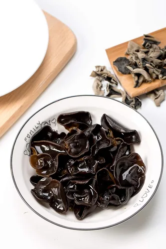 Vista 8 de VIGOROUS MOUNTAINS Champiñones secos de madera para cocinar, textura masticable, hongos negros secos para ensaladas salteadas de sopa, 2 onzas, 2.00