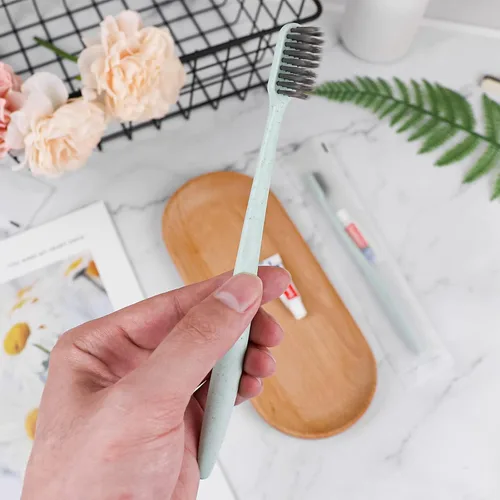 Vista 3 de Xuezoioy Cepillos de dientes desechables con pasta de dientes, paquete de 100 cepillos de dientes desechables verdes envueltos individualmente a