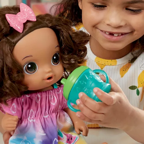 Vista 8 de Baby Alive Muñeca Fruity Sips, Limón, Juguetes para niñas de 3 años, Set de muñeca de 30 cm, Bebe y se moja, Exprimidor de jugo de imitación